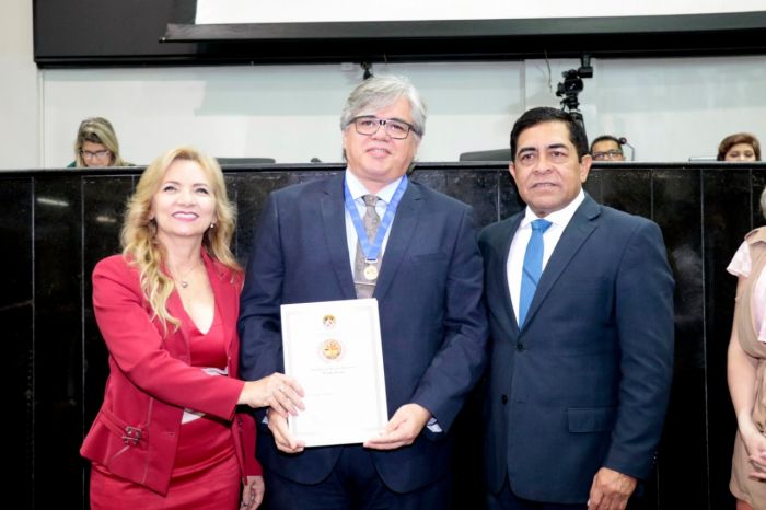 Claudio Salgado recebe medalha Paulo Frota