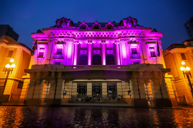 Theatro Pedro II ilumina fachada de roxo para a campanha Todos contra a Hanseníase 