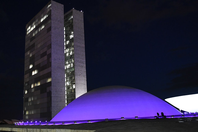 Senado e Câmara iluminam fachada de roxo para campanha Todos contra a Hanseníase