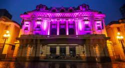 Theatro Pedro II ilumina fachada de roxo para a campanha Todos contra a Hanseníase 