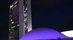 Senado e Câmara iluminam fachada de roxo para campanha Todos contra a Hanseníase